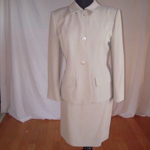 JonesNY suite taylored w/3 buttons 2 hip pockets s